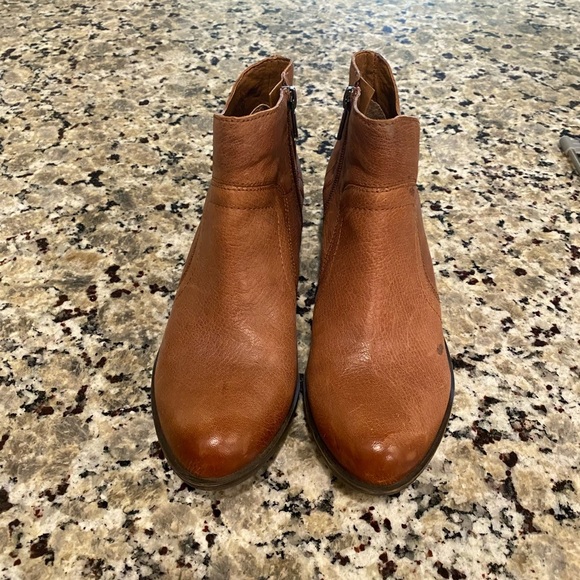 Lucky Brand Brolley ankle boots in a brown color with a leather upper - Picture 4 of 8